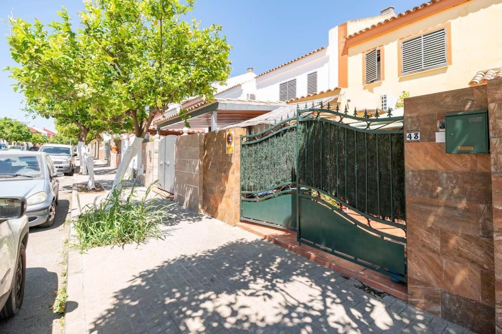 Cool Garden And Suite Mairena del Aljarafe Bagian luar foto